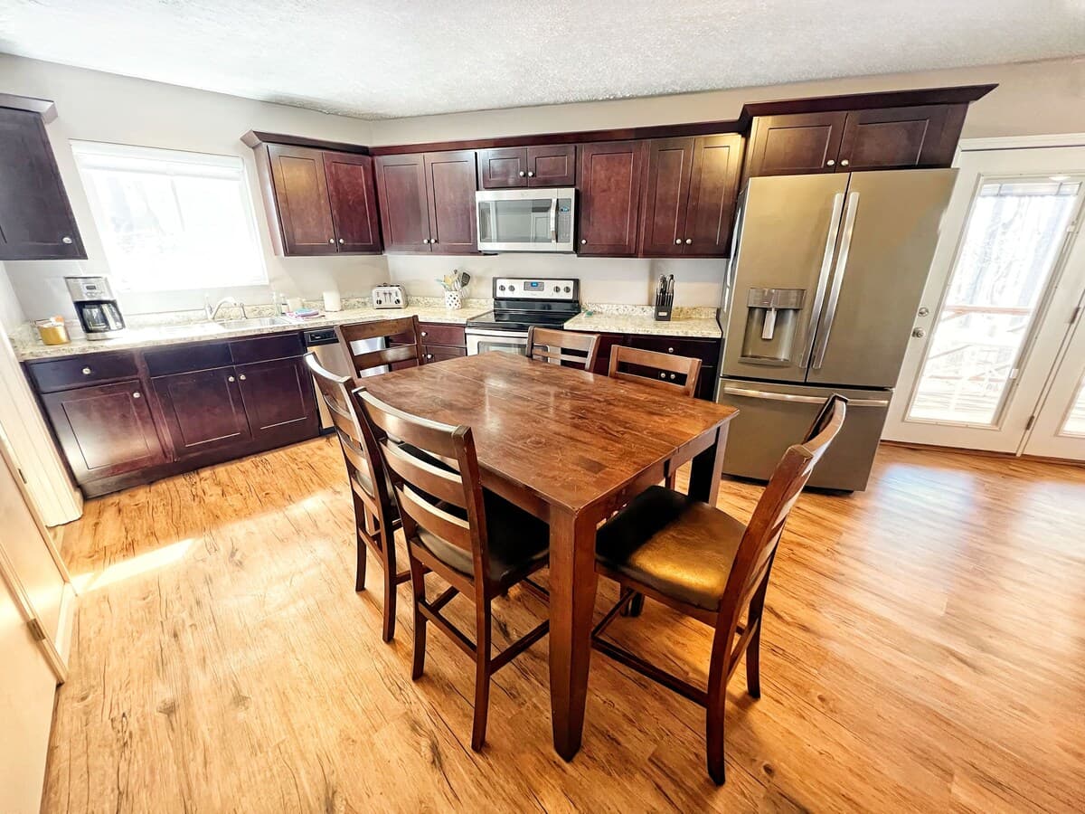 Fully equipped kitchen with dining area