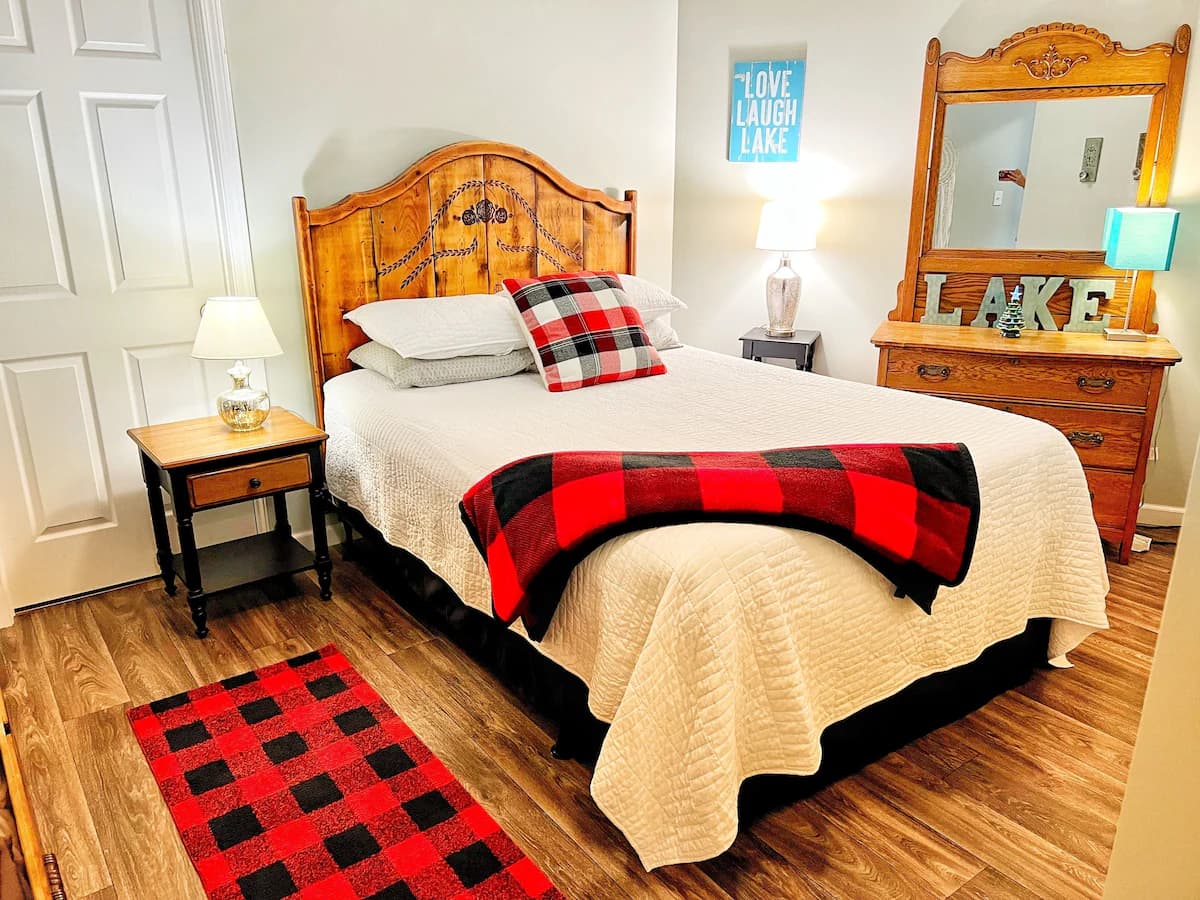 Master bedroom with lake theme